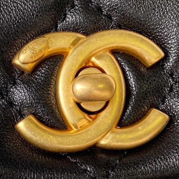 desc_chanel-small-flap-bag_2