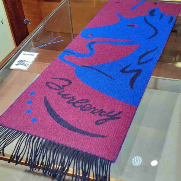 desc_burberry-mirrored-horse-cashmere-scarf_5