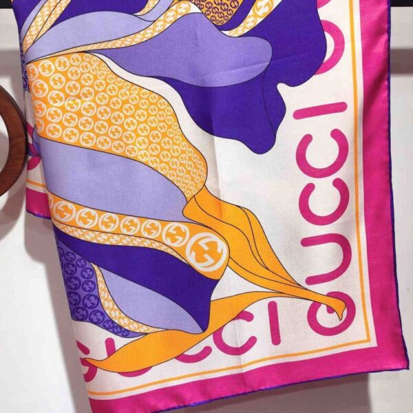 desc_gucci-maxi-flower-print-silk-scarf_4