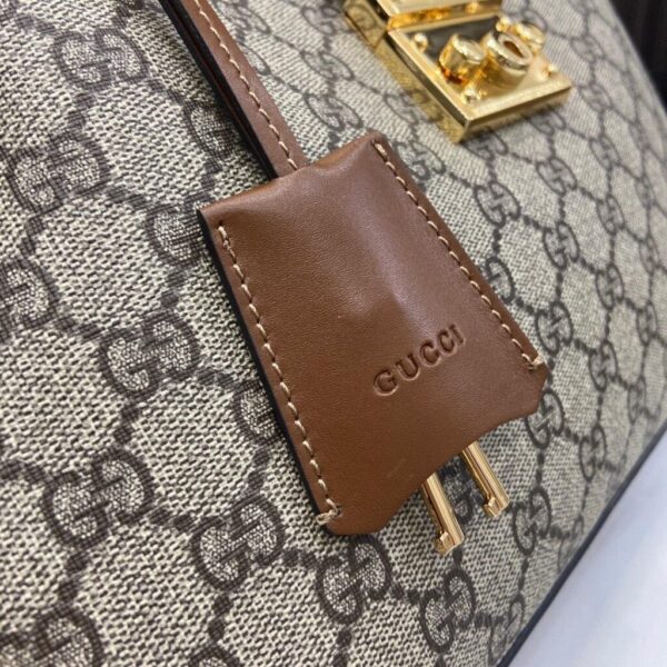 desc_gucci-padlock-gg-medium-shoulder-bag_3