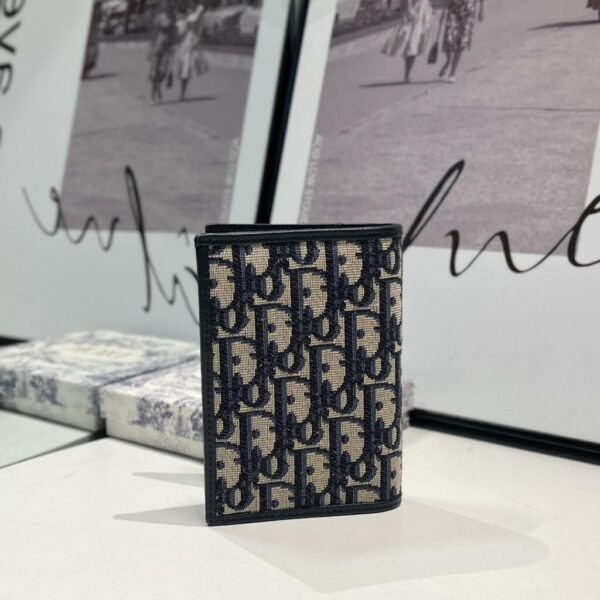 desc_dior-30-montaigne-passport-holder_2