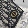 desc_dior-30-montaigne-passport-holder_3