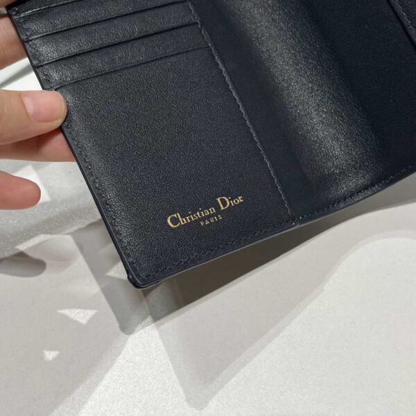 desc_dior-30-montaigne-passport-holder_7