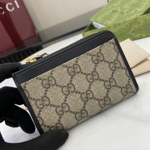 desc_gucci-gg-emblem-zip-card-case_1