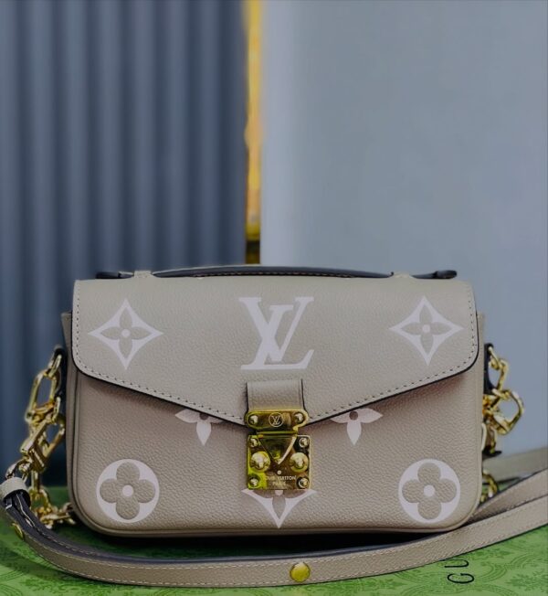 Louis Vuitton Pochette Métis East West - Image 4
