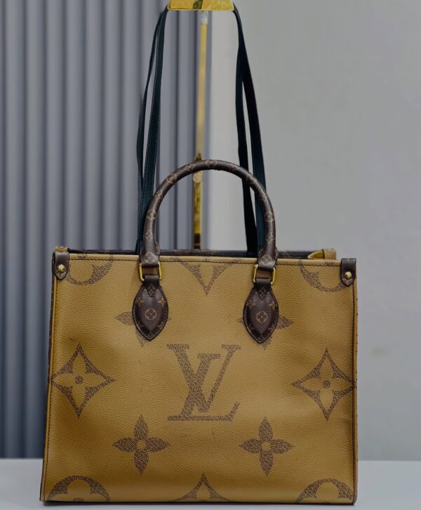 Louis Vuitton Classic Monogram OnTheGo MM Tote bag - Image 3