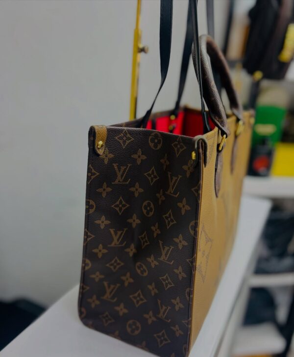 Louis Vuitton Classic Monogram OnTheGo MM Tote bag - Image 6