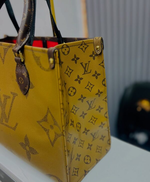 Louis Vuitton Classic Monogram OnTheGo MM Tote bag - Image 5