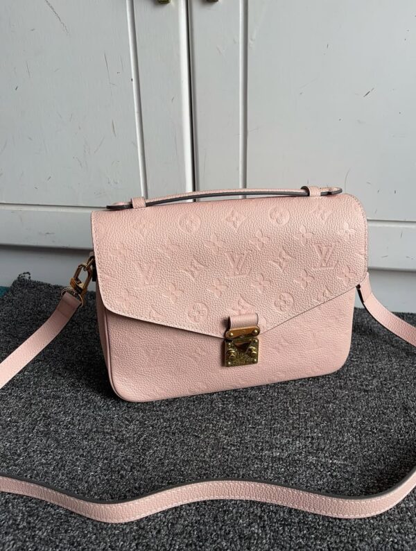 Louis Vuitton Pochette Métis in Pink