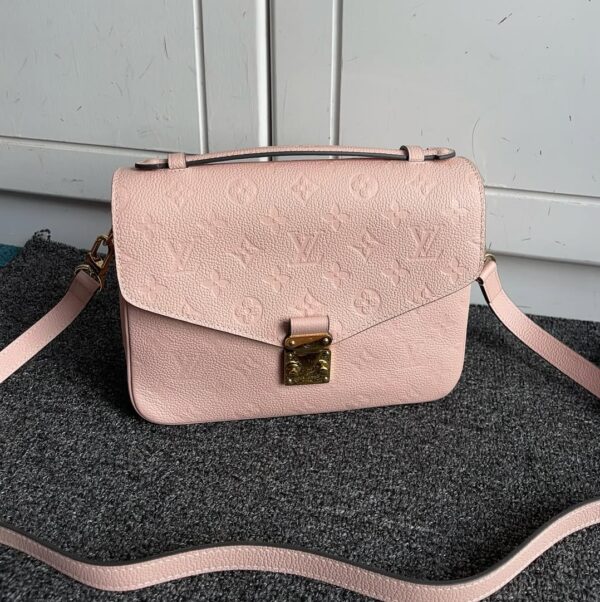 Louis Vuitton Pochette Métis in Pink